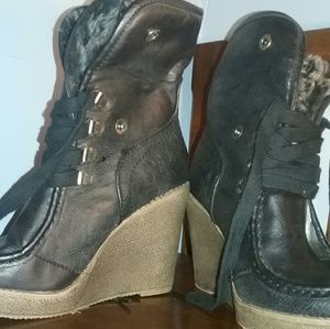 Size 6 lace up heel boots with the fur